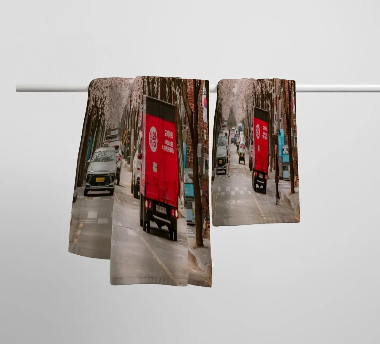 La via dei ciliegi in fiore a Seul, Corea del Sud asciugamano da bagno da mbgraphx2