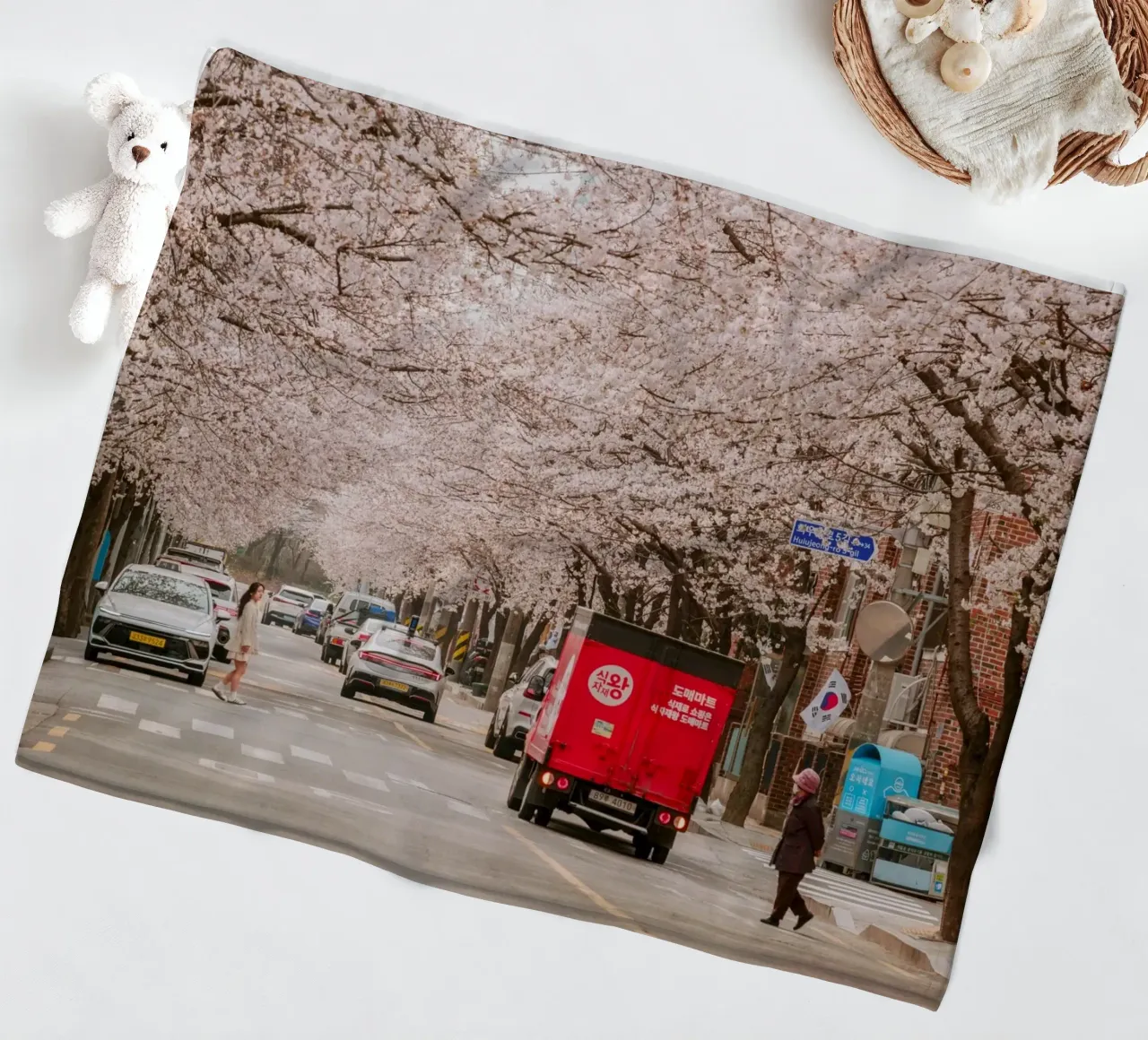 La via dei ciliegi in fiore a Seul, Corea del Sud coperta in pile da mbgraphx2