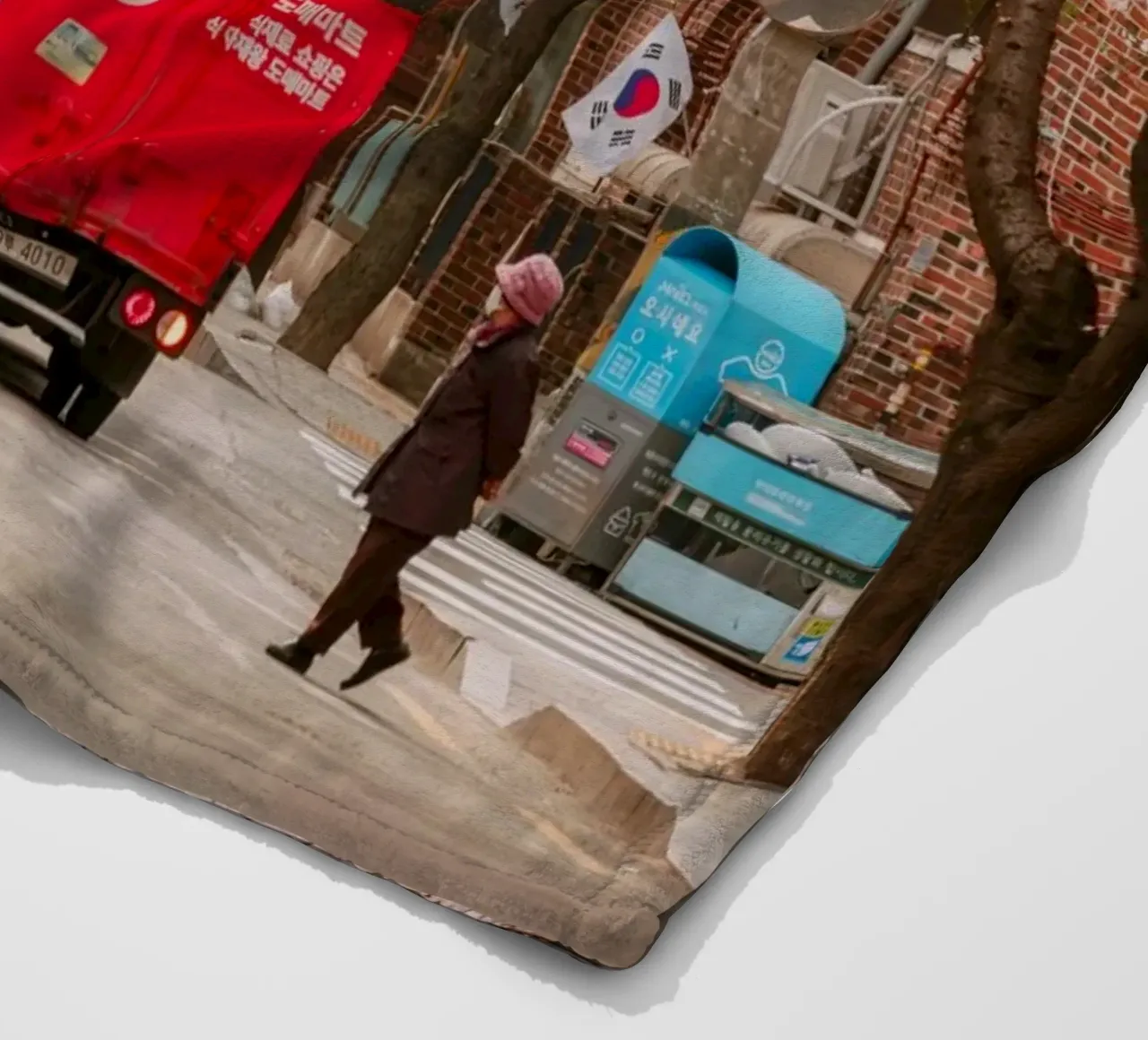 La via dei ciliegi in fiore a Seul, Corea del Sud coperta in pile da mbgraphx2