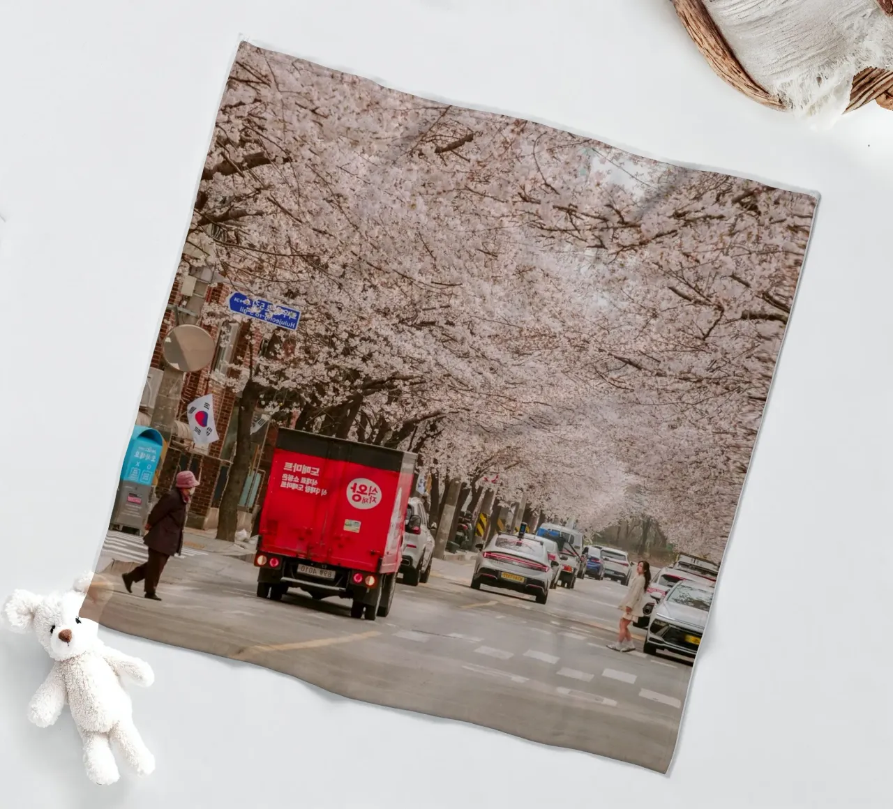 La via dei ciliegi in fiore a Seul, Corea del Sud coperta in pile da mbgraphx2