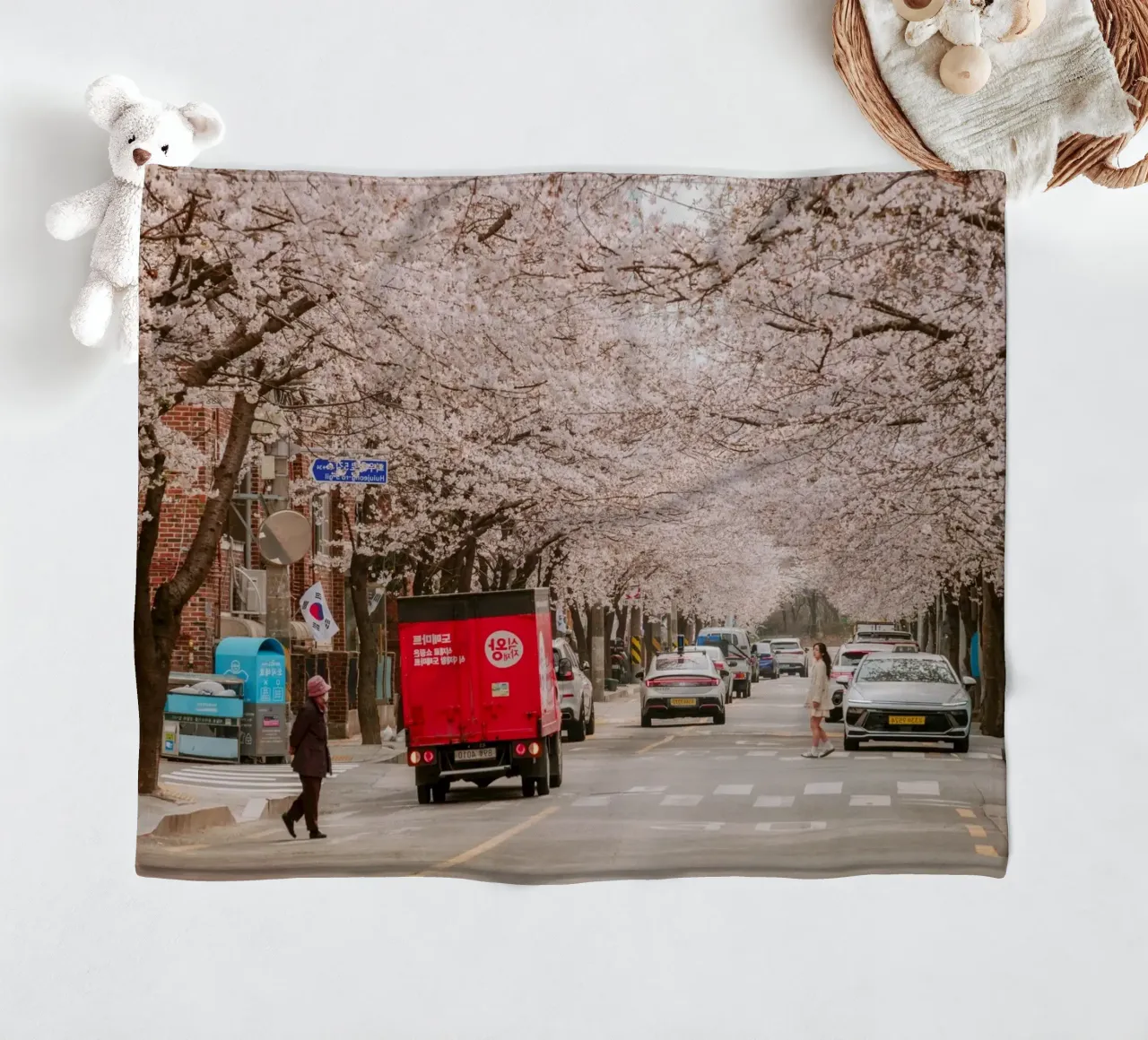 La via dei ciliegi in fiore a Seul, Corea del Sud coperta in pile da mbgraphx2