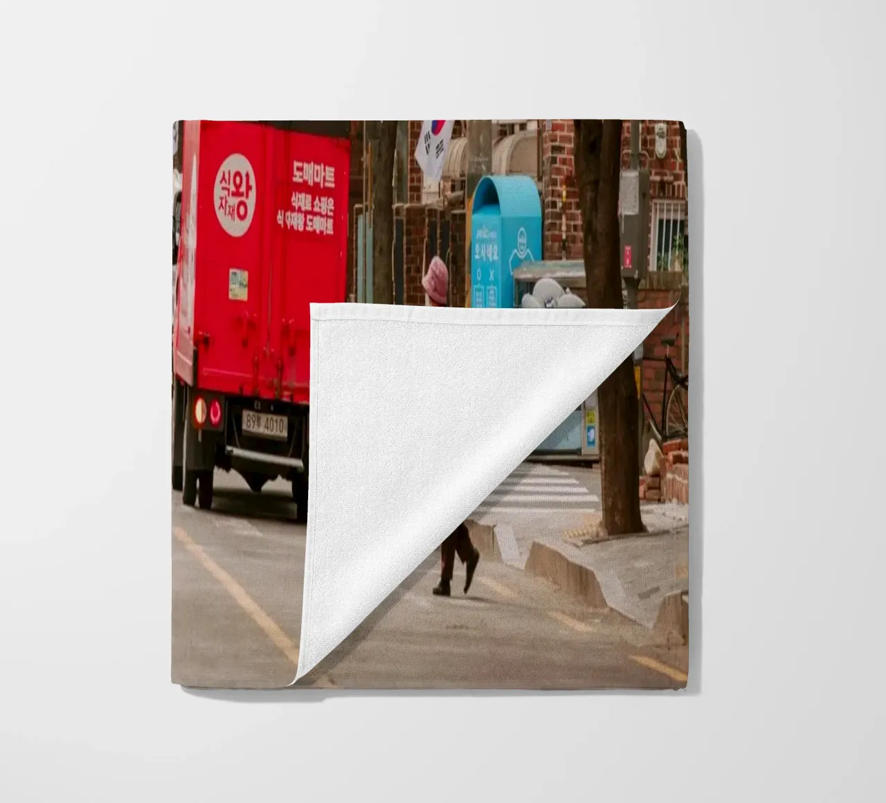 La via dei ciliegi in fiore a Seul, Corea del Sud telo mare da mbgraphx2