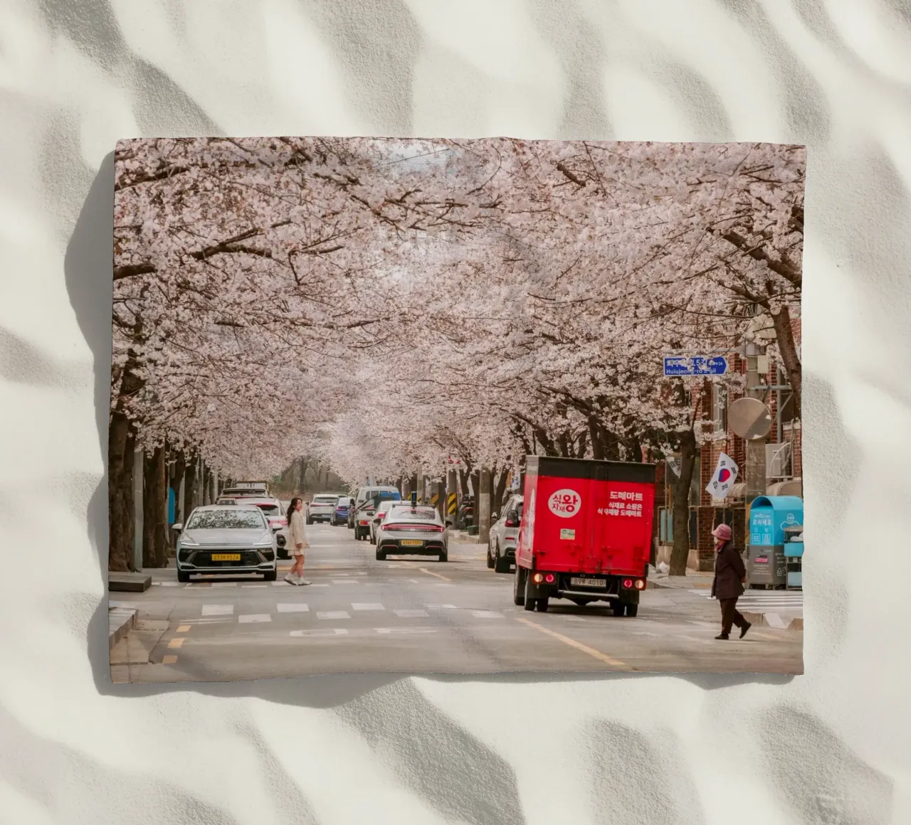 La via dei ciliegi in fiore a Seul, Corea del Sud telo mare da mbgraphx2