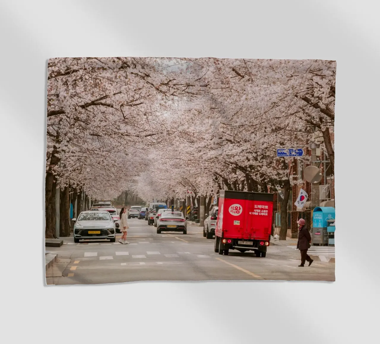 La via dei ciliegi in fiore a Seul, Corea del Sud telo mare da mbgraphx2