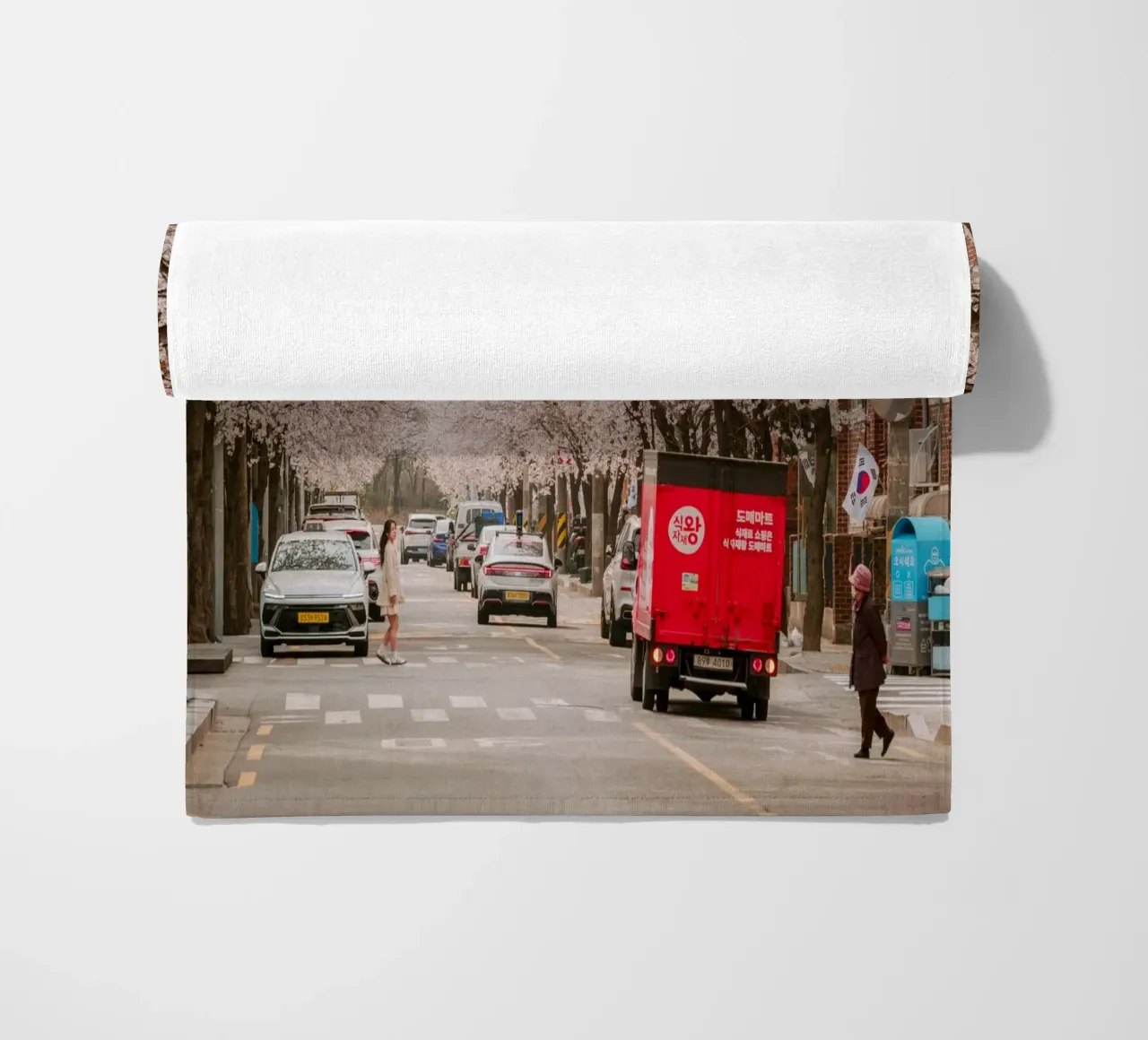 La via dei ciliegi in fiore a Seul, Corea del Sud telo mare da mbgraphx2