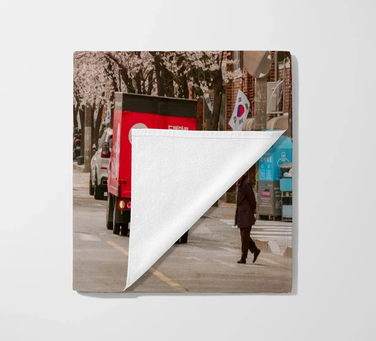 La via dei ciliegi in fiore a Seul, Corea del Sud telo mare da mbgraphx2