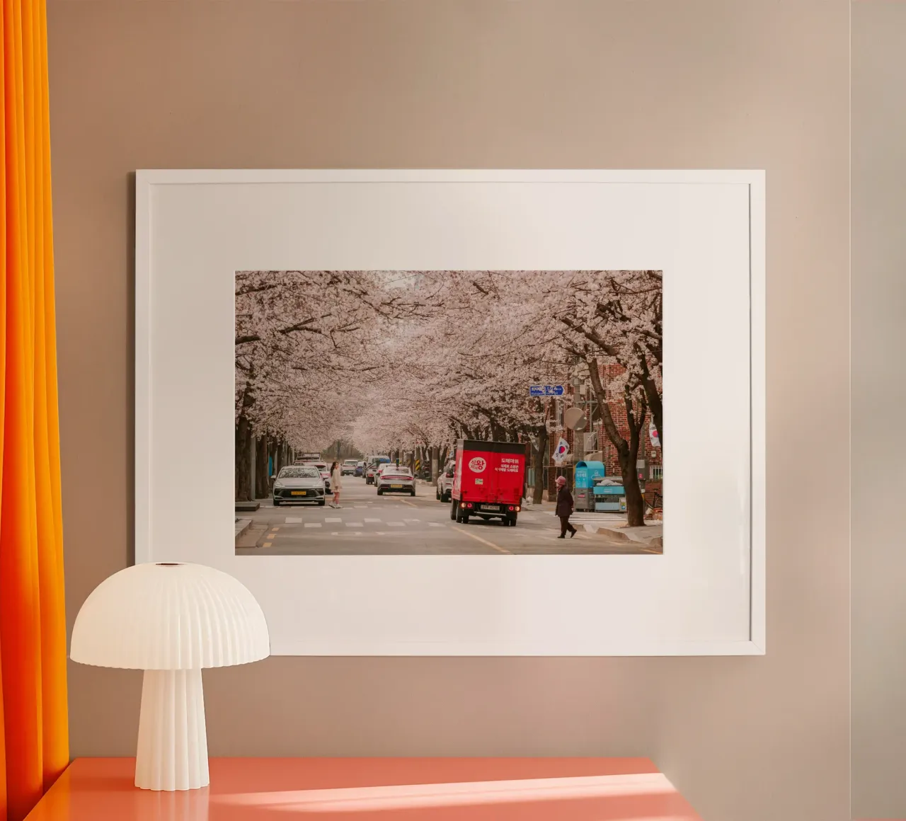 La via dei ciliegi in fiore a Seul, Corea del Sud poster da mbgraphx2