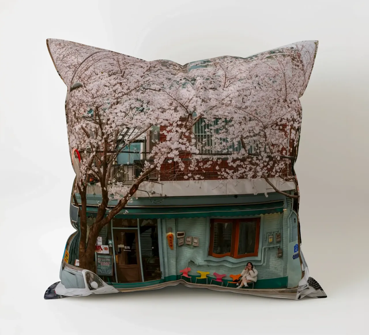 Il Cherry Blossom Café di Seul, Corea del Sud cuscino da mbgraphx2