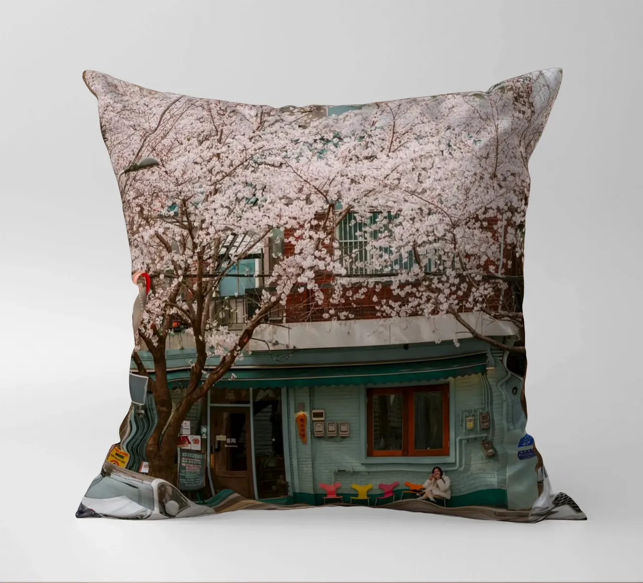Il Cherry Blossom Café di Seul, Corea del Sud cuscino da mbgraphx2