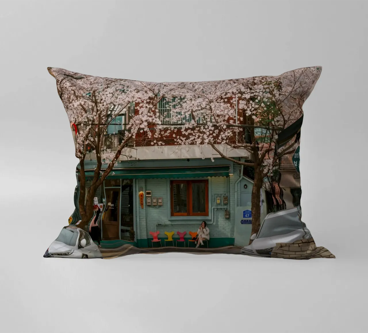 Il Cherry Blossom Café di Seul, Corea del Sud cuscino da mbgraphx2
