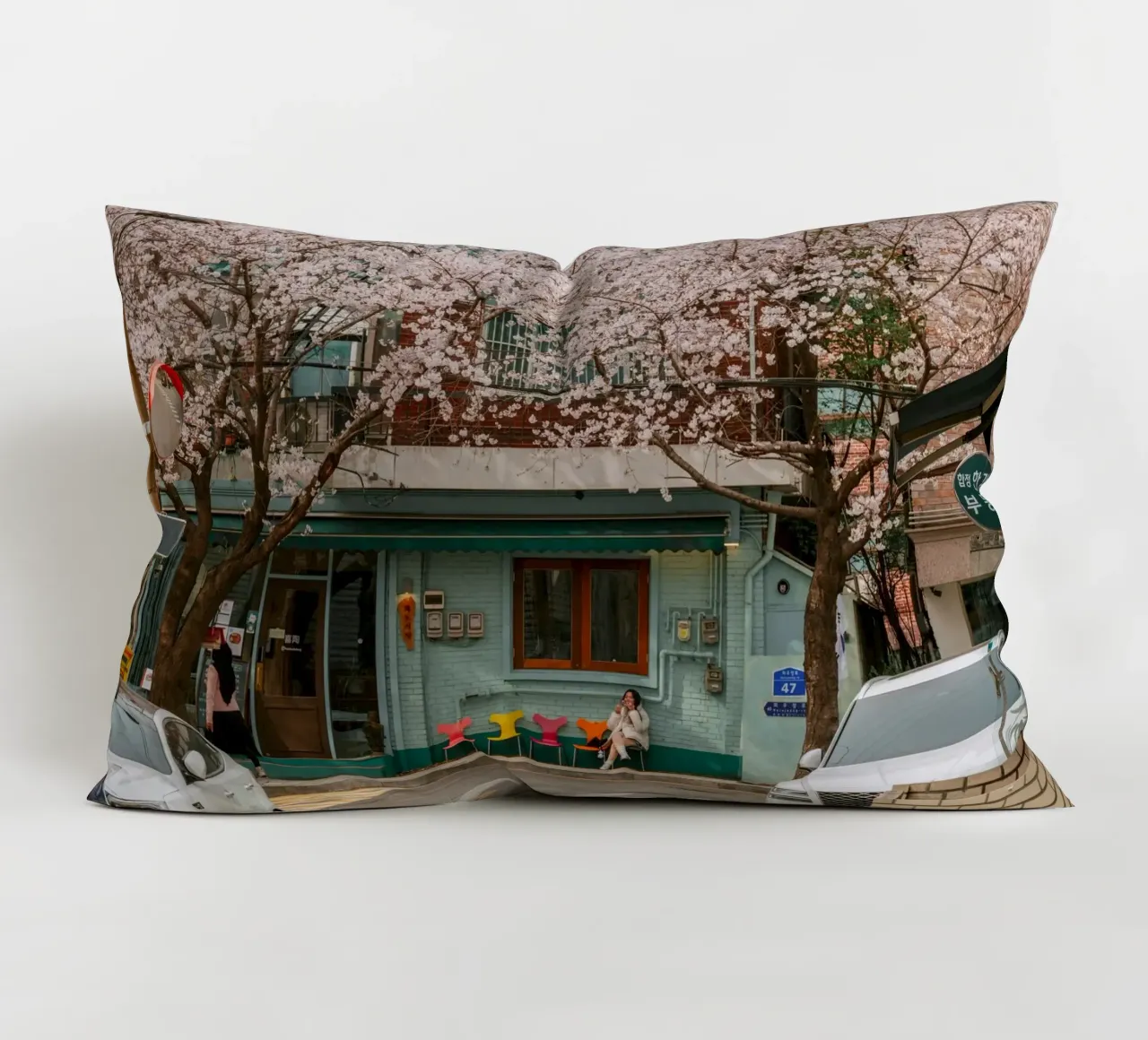 Il Cherry Blossom Café di Seul, Corea del Sud cuscino da mbgraphx2