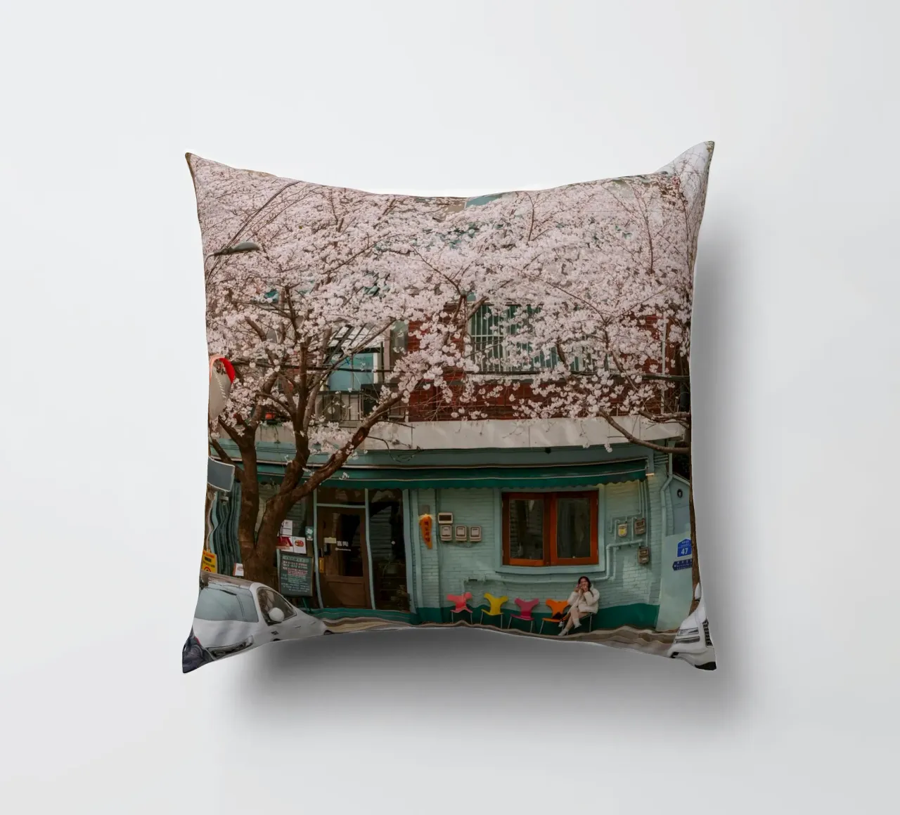 Il Cherry Blossom Café di Seul, Corea del Sud cuscino da mbgraphx2