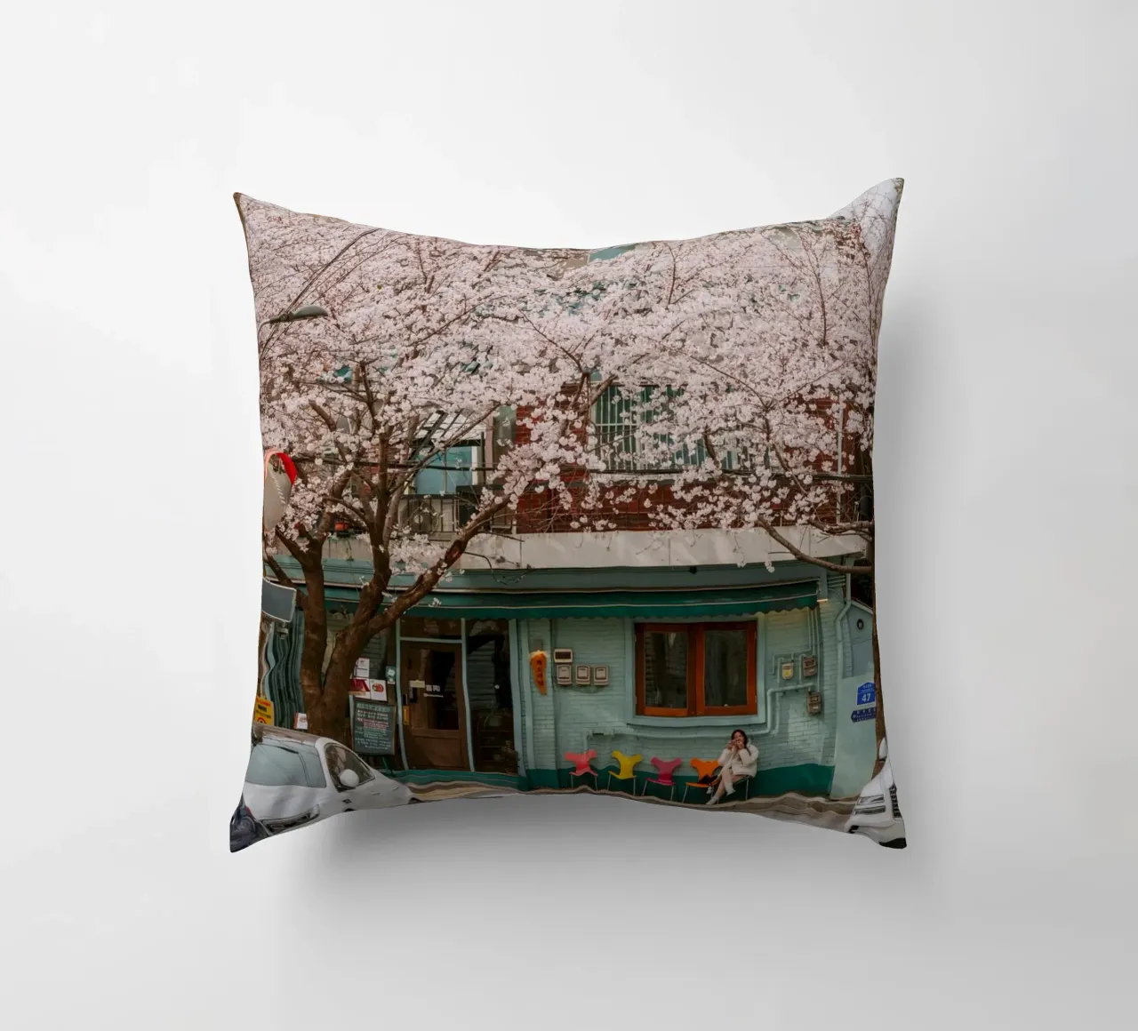 Il Cherry Blossom Café di Seul, Corea del Sud cuscino da mbgraphx2