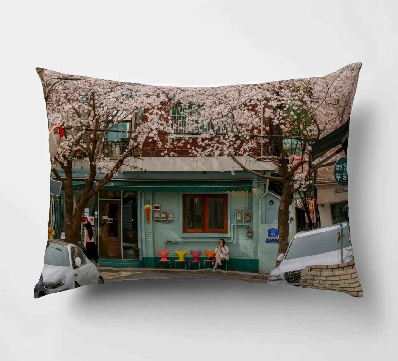 Il Cherry Blossom Café di Seul, Corea del Sud cuscino da mbgraphx2