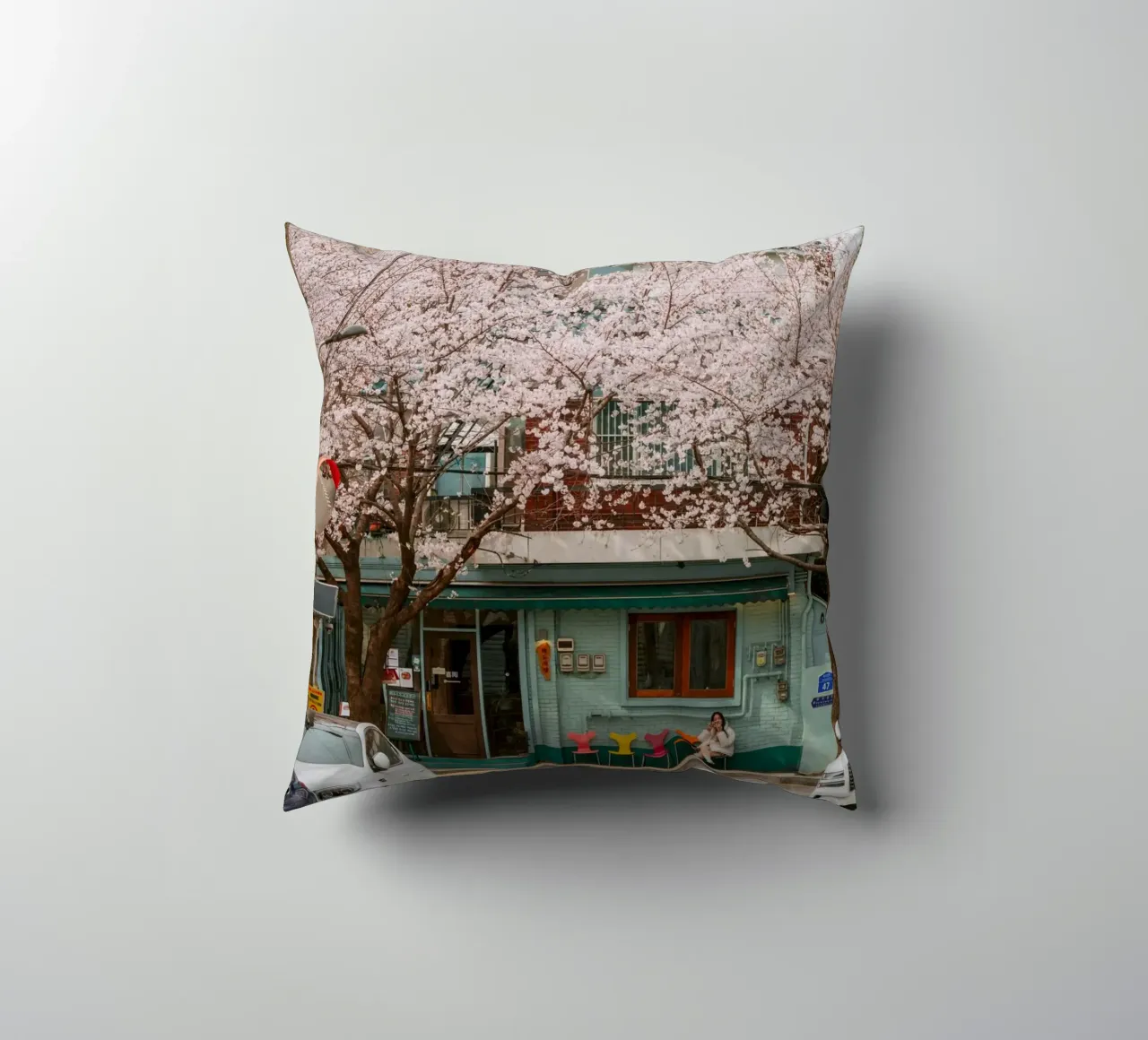 Il Cherry Blossom Café di Seul, Corea del Sud cuscino da mbgraphx2