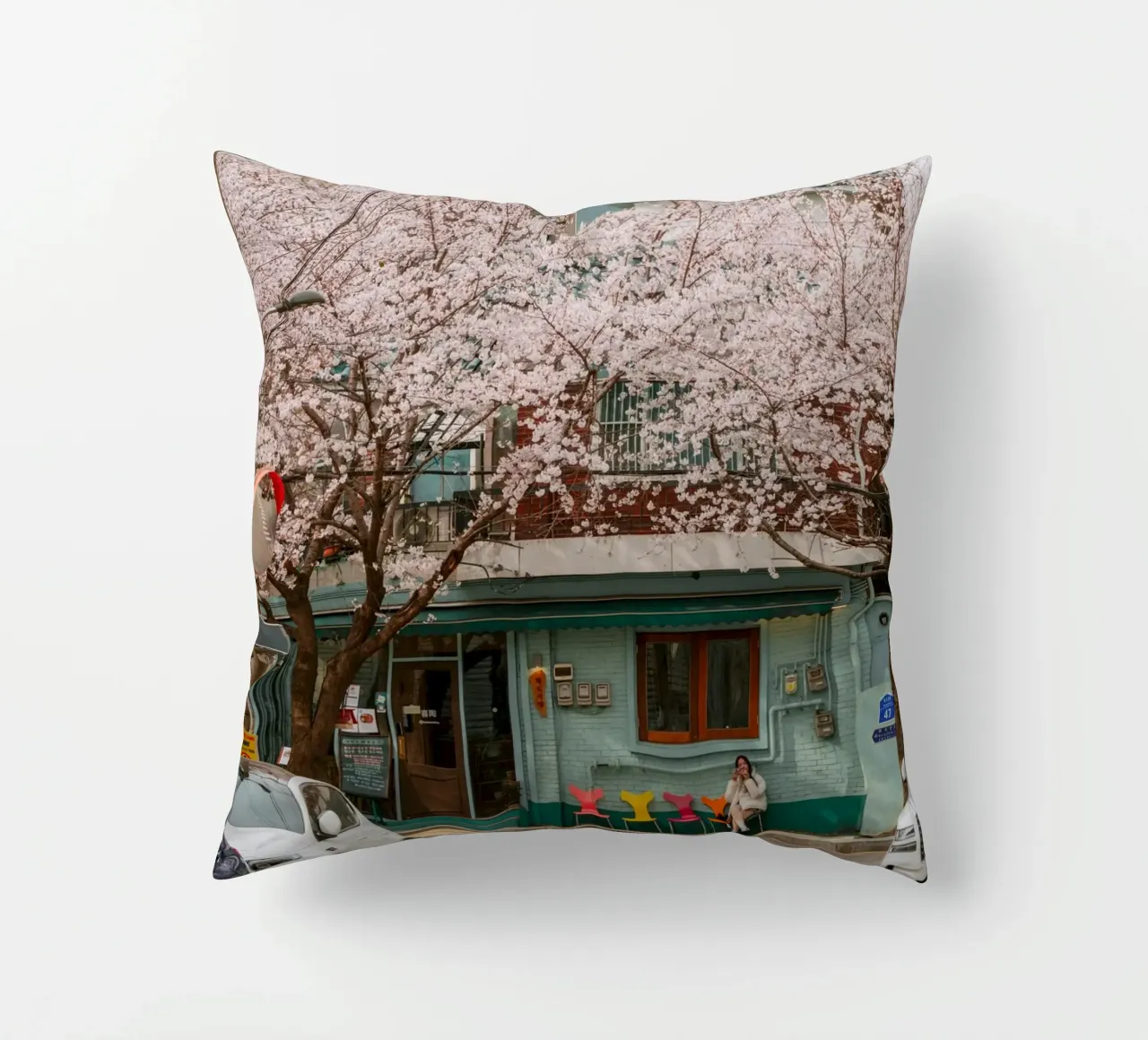 Il Cherry Blossom Café di Seul, Corea del Sud cuscino da mbgraphx2