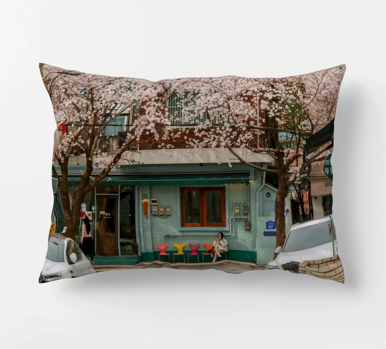 Il Cherry Blossom Café di Seul, Corea del Sud cuscino da mbgraphx2
