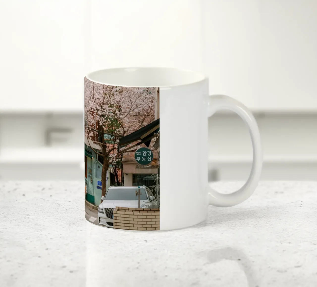 Il Cherry Blossom Café di Seul, Corea del Sud tazza in ceramica da mbgraphx2