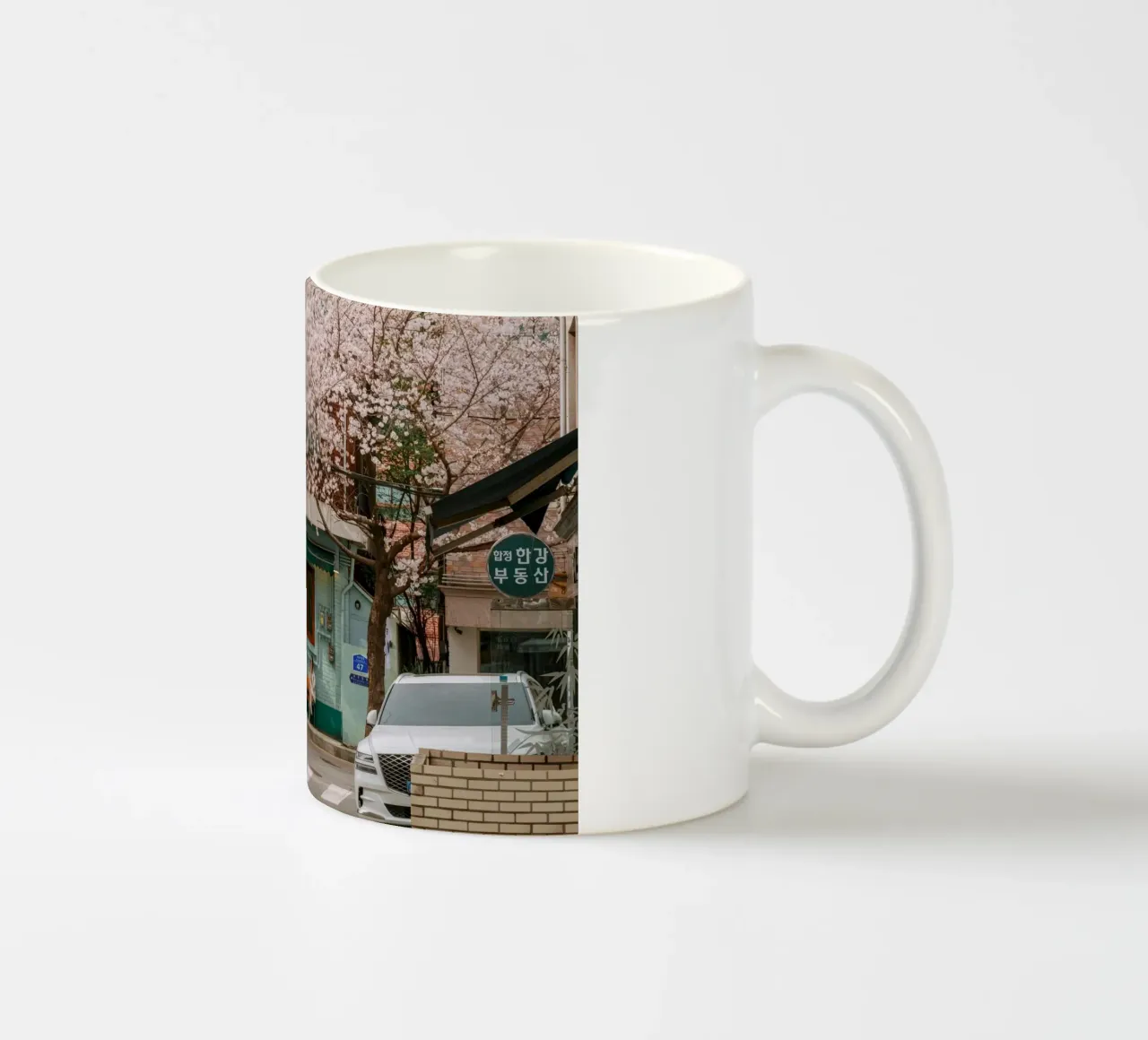 Il Cherry Blossom Café di Seul, Corea del Sud tazza in ceramica da mbgraphx2