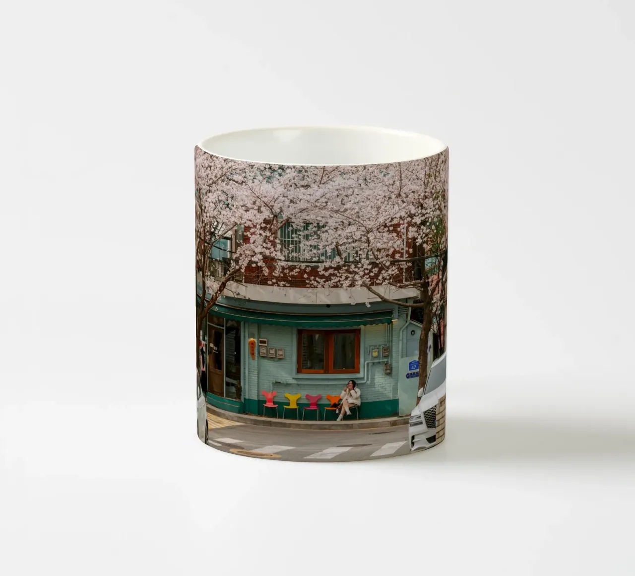 Il Cherry Blossom Café di Seul, Corea del Sud tazza in ceramica da mbgraphx2