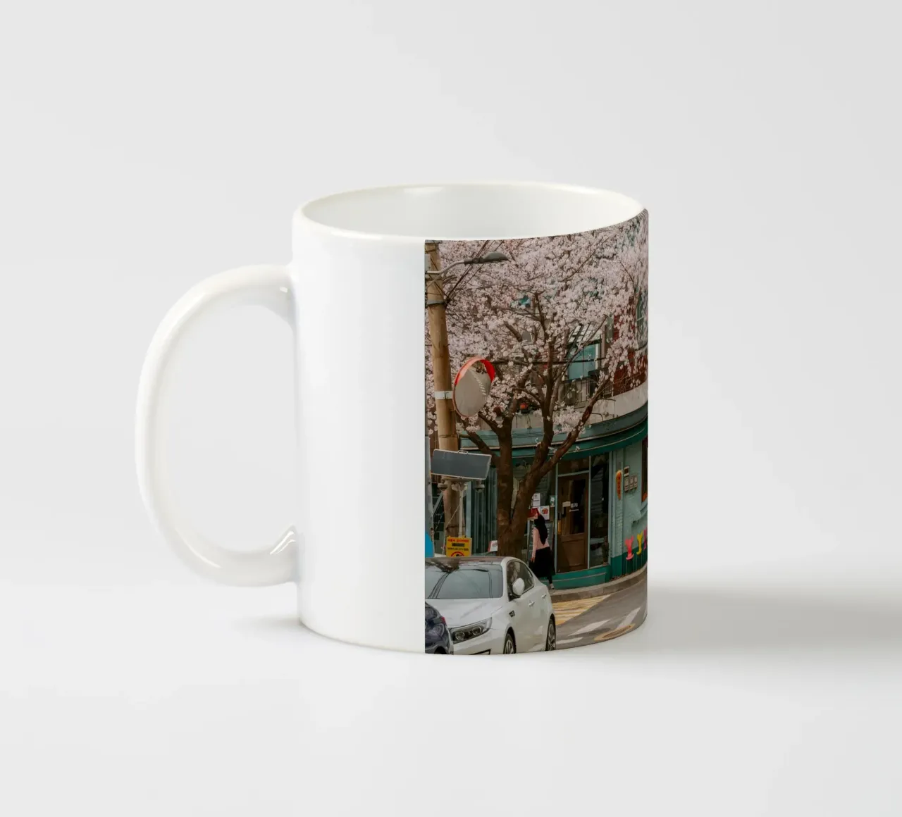 Il Cherry Blossom Café di Seul, Corea del Sud tazza in ceramica da mbgraphx2