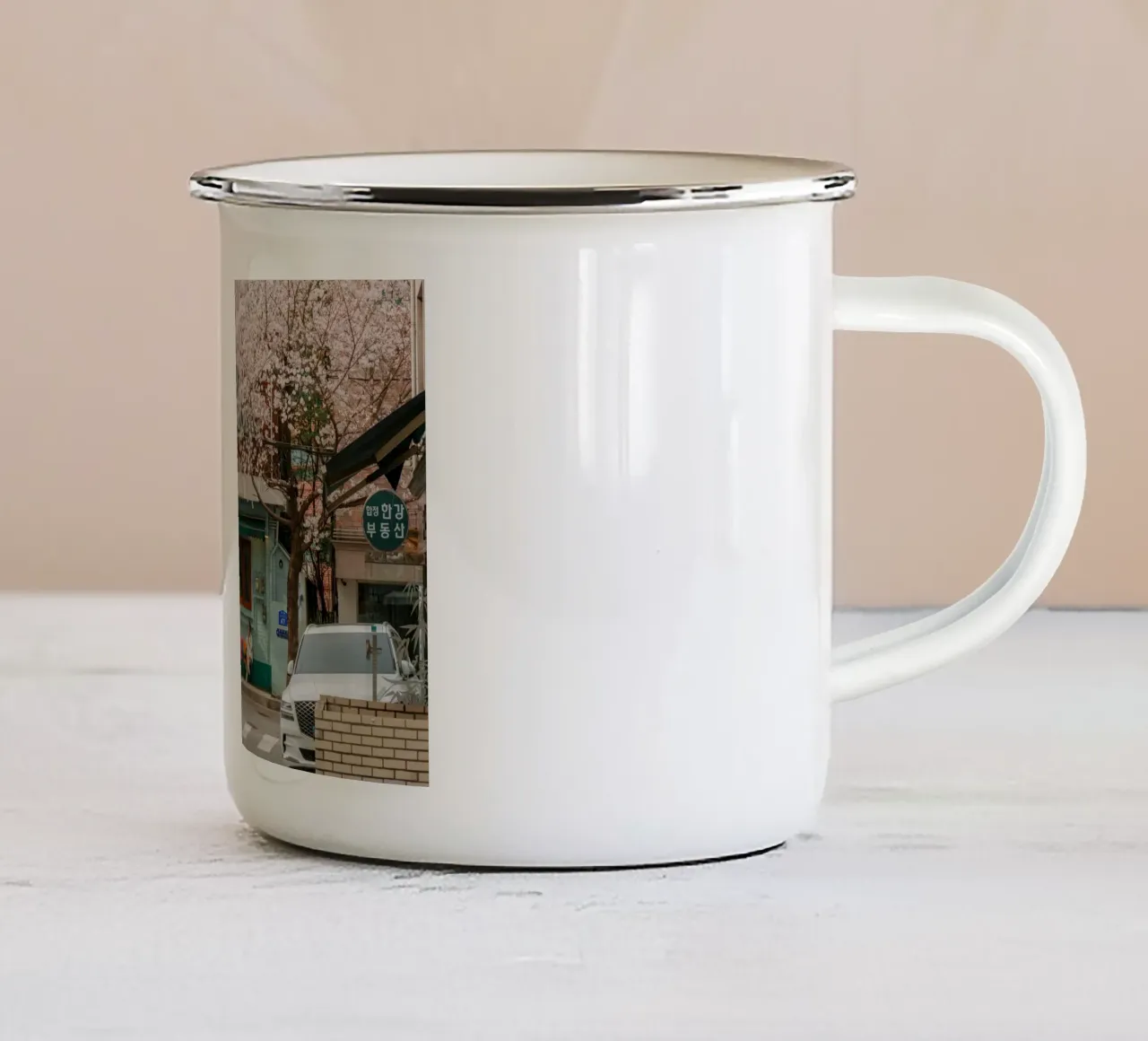 Il Cherry Blossom Café di Seul, Corea del Sud tazza in smalto da mbgraphx2