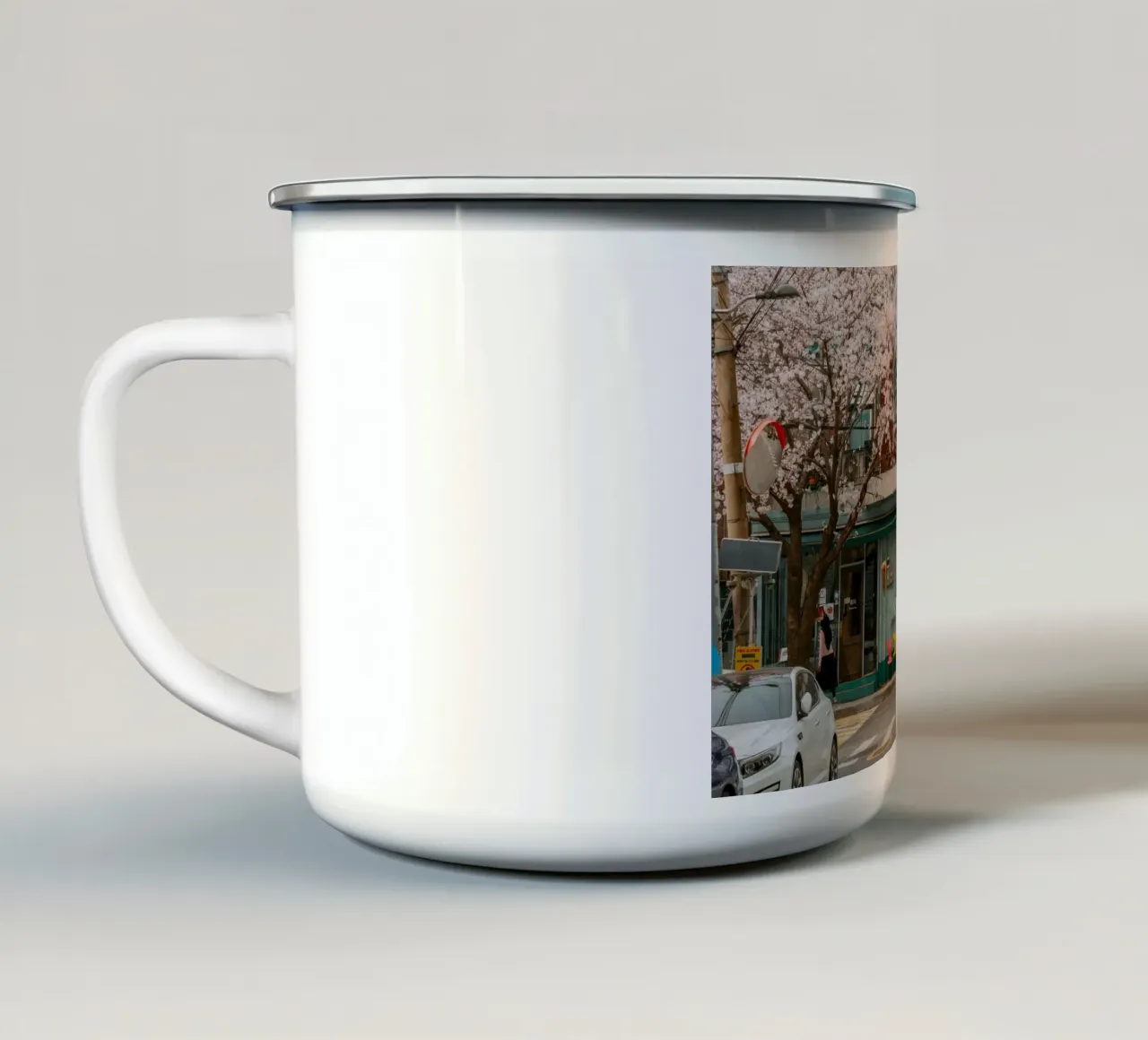 Il Cherry Blossom Café di Seul, Corea del Sud tazza in smalto da mbgraphx2