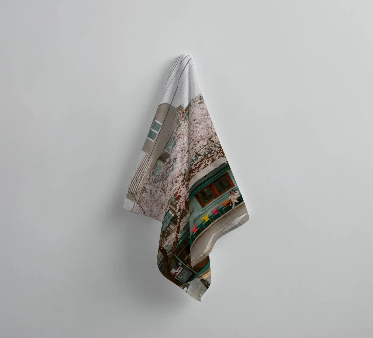 Il Cherry Blossom Café di Seul, Corea del Sud asciugamano da bagno da mbgraphx2