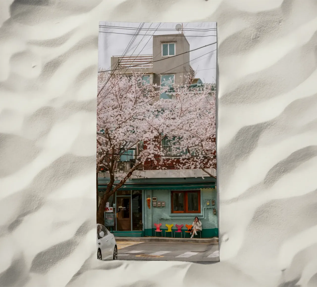 Il Cherry Blossom Café di Seul, Corea del Sud telo mare da mbgraphx2