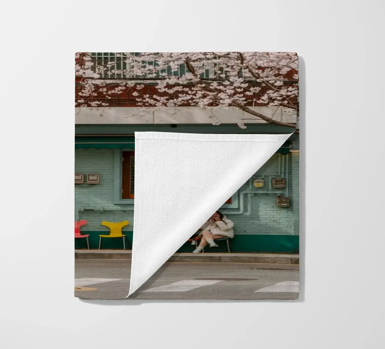 Il Cherry Blossom Café di Seul, Corea del Sud telo mare da mbgraphx2