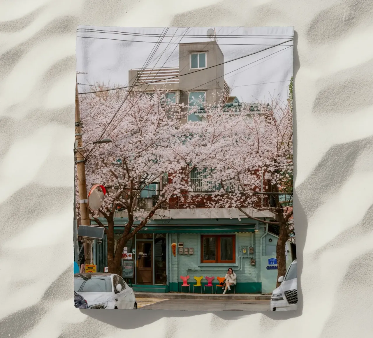 Il Cherry Blossom Café di Seul, Corea del Sud telo mare da mbgraphx2
