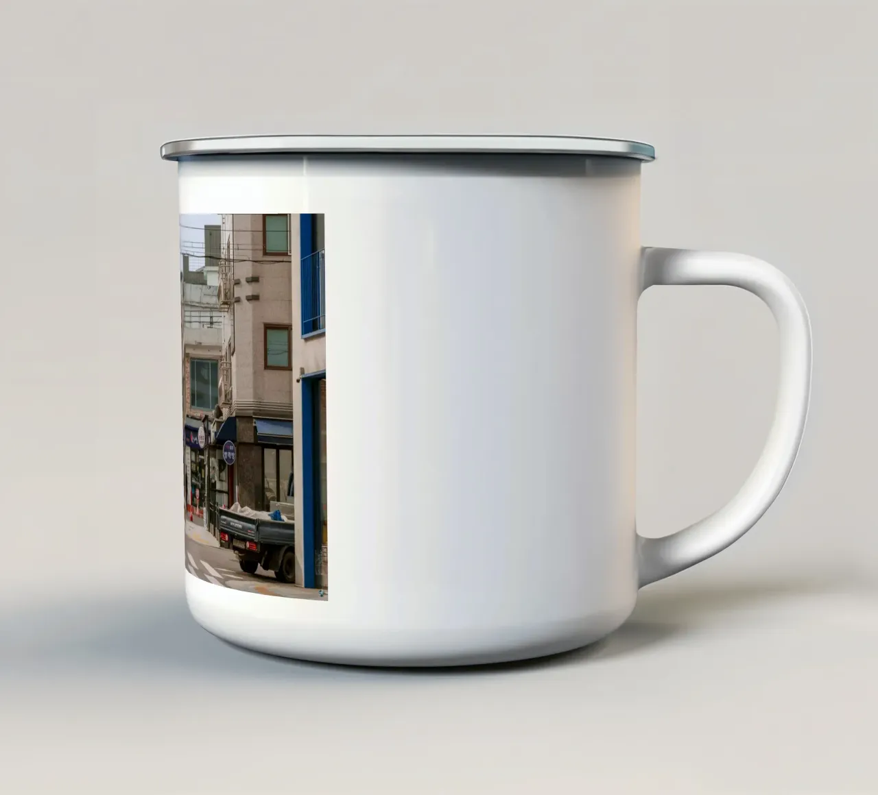 Via dell'edificio YG Entertainment a Seul, Corea del Sud tazza in smalto da mbgraphx2