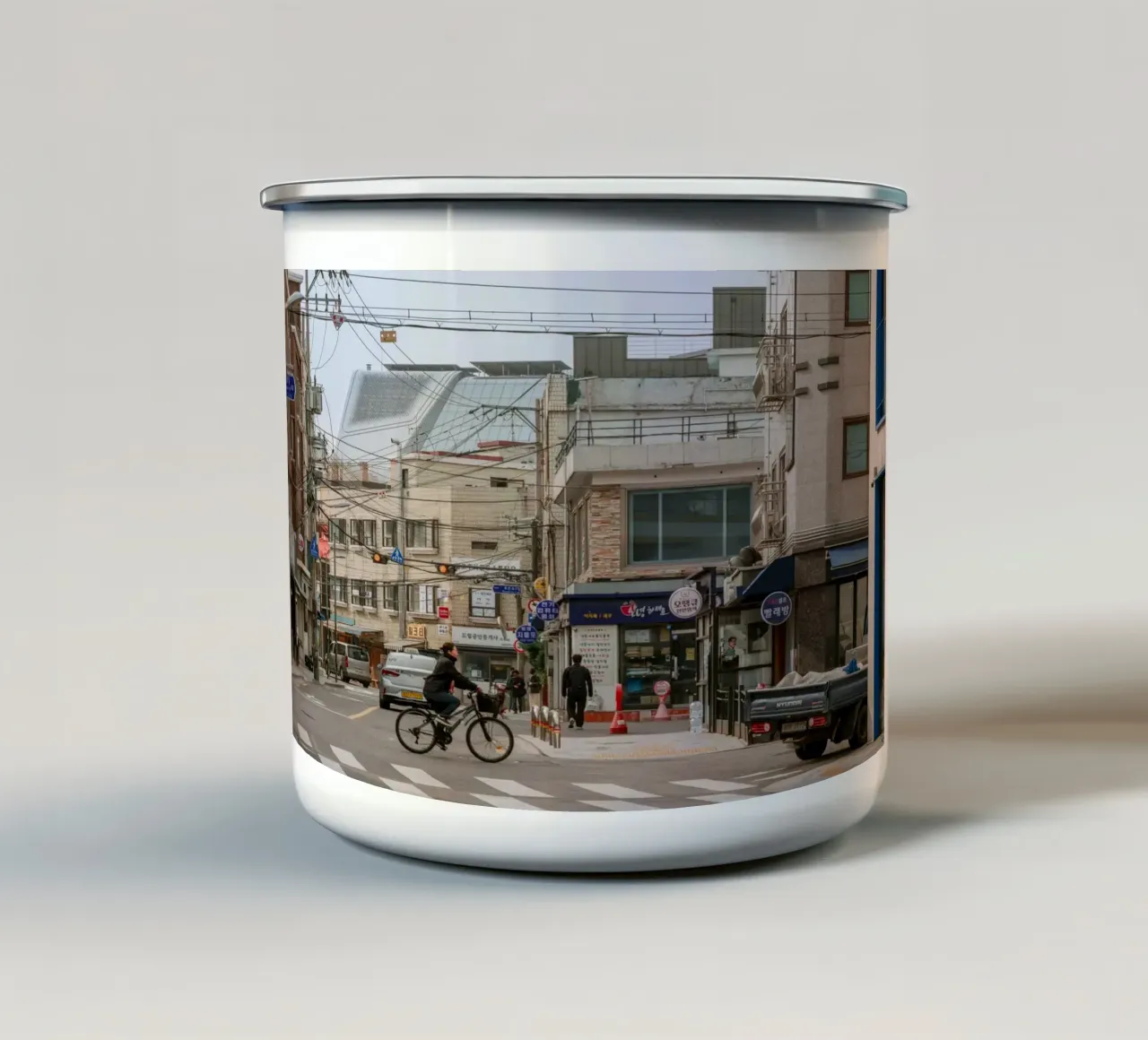 Via dell'edificio YG Entertainment a Seul, Corea del Sud tazza in smalto da mbgraphx2