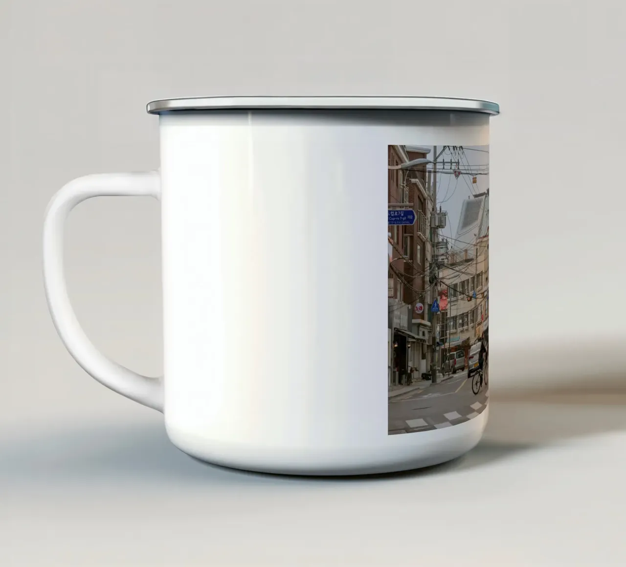 Via dell'edificio YG Entertainment a Seul, Corea del Sud tazza in smalto da mbgraphx2