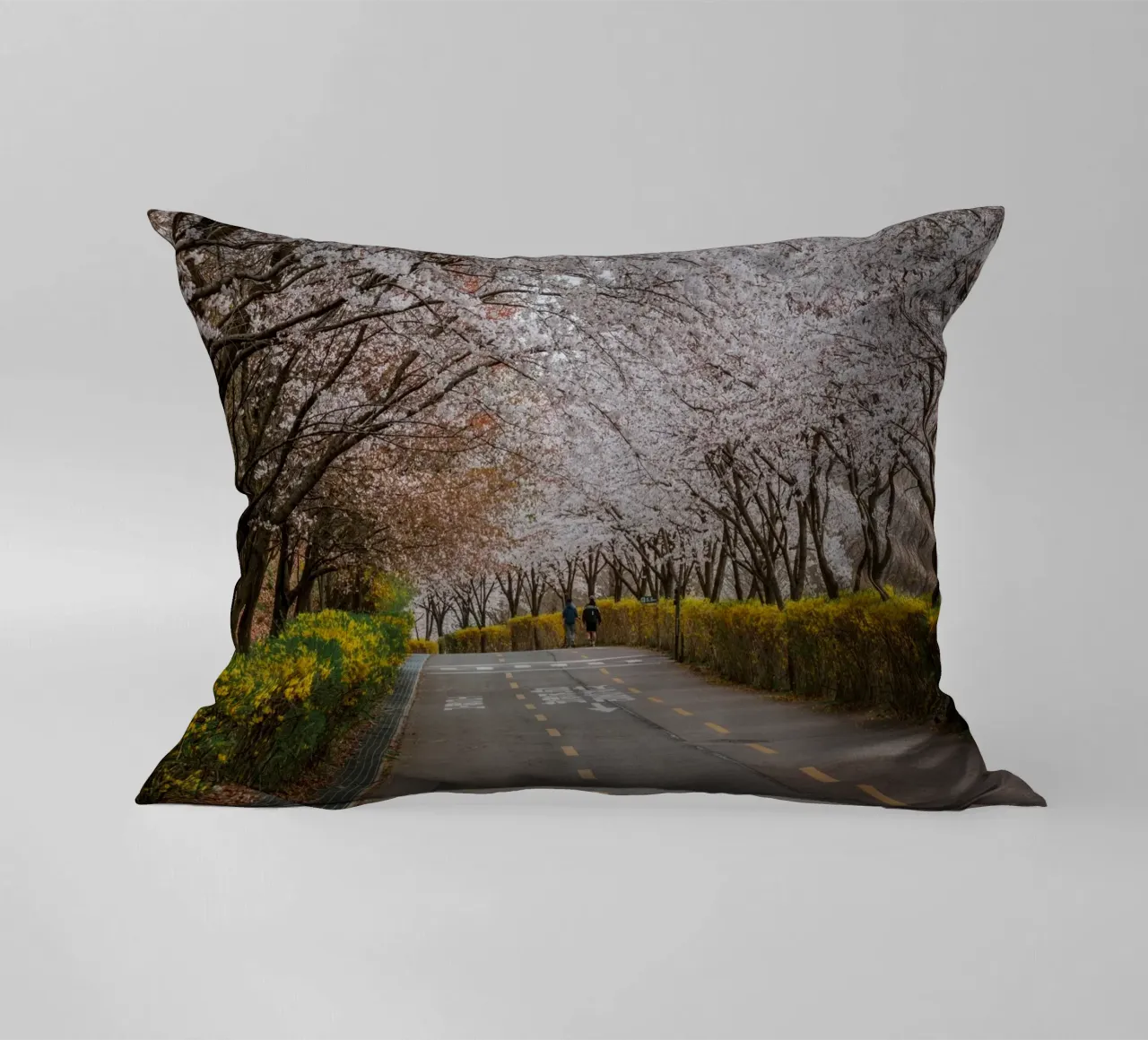 Fiori di ciliegio al Parco Haneul di Seul, Corea del Sud cuscino da mbgraphx2