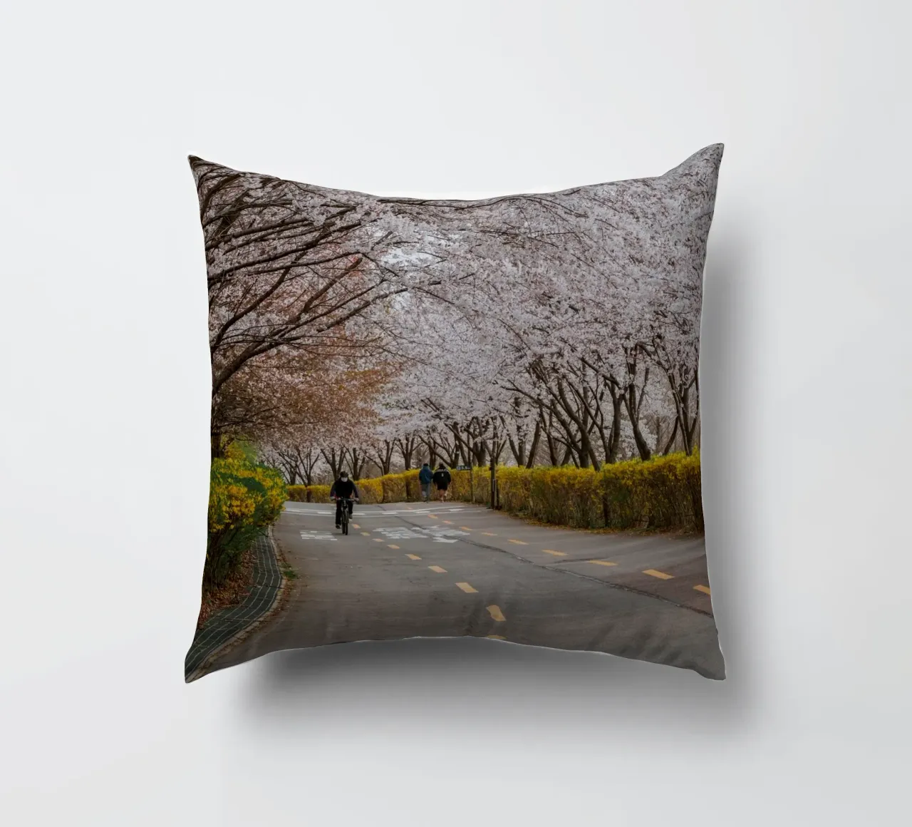 Fiori di ciliegio al Parco Haneul di Seul, Corea del Sud cuscino da mbgraphx2