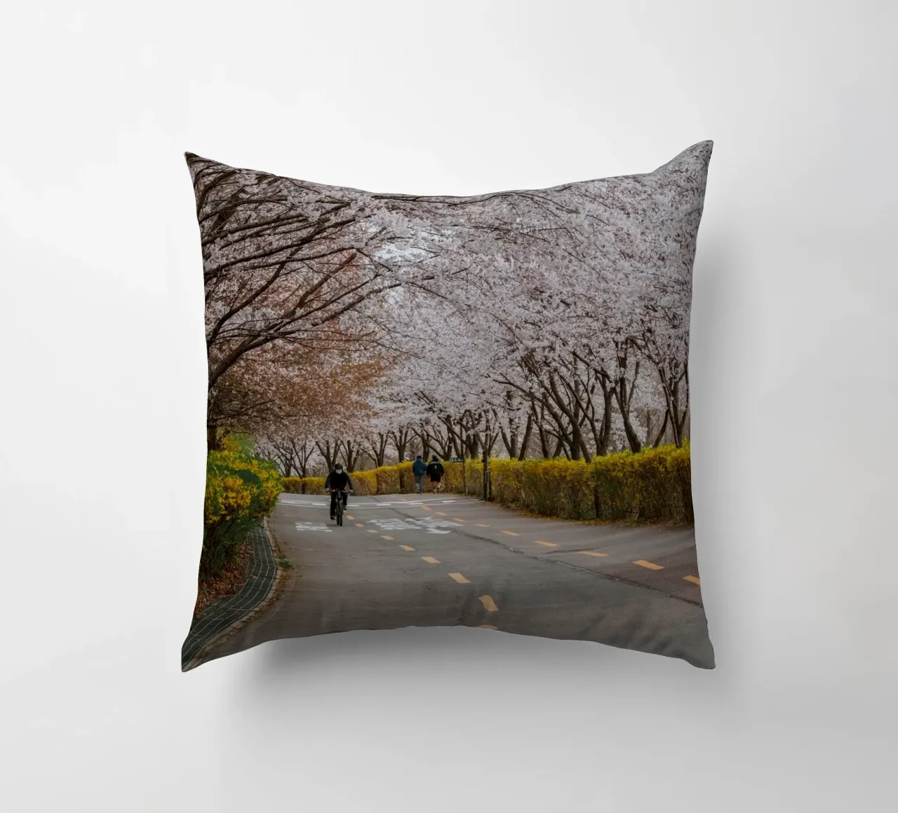 Fiori di ciliegio al Parco Haneul di Seul, Corea del Sud cuscino da mbgraphx2