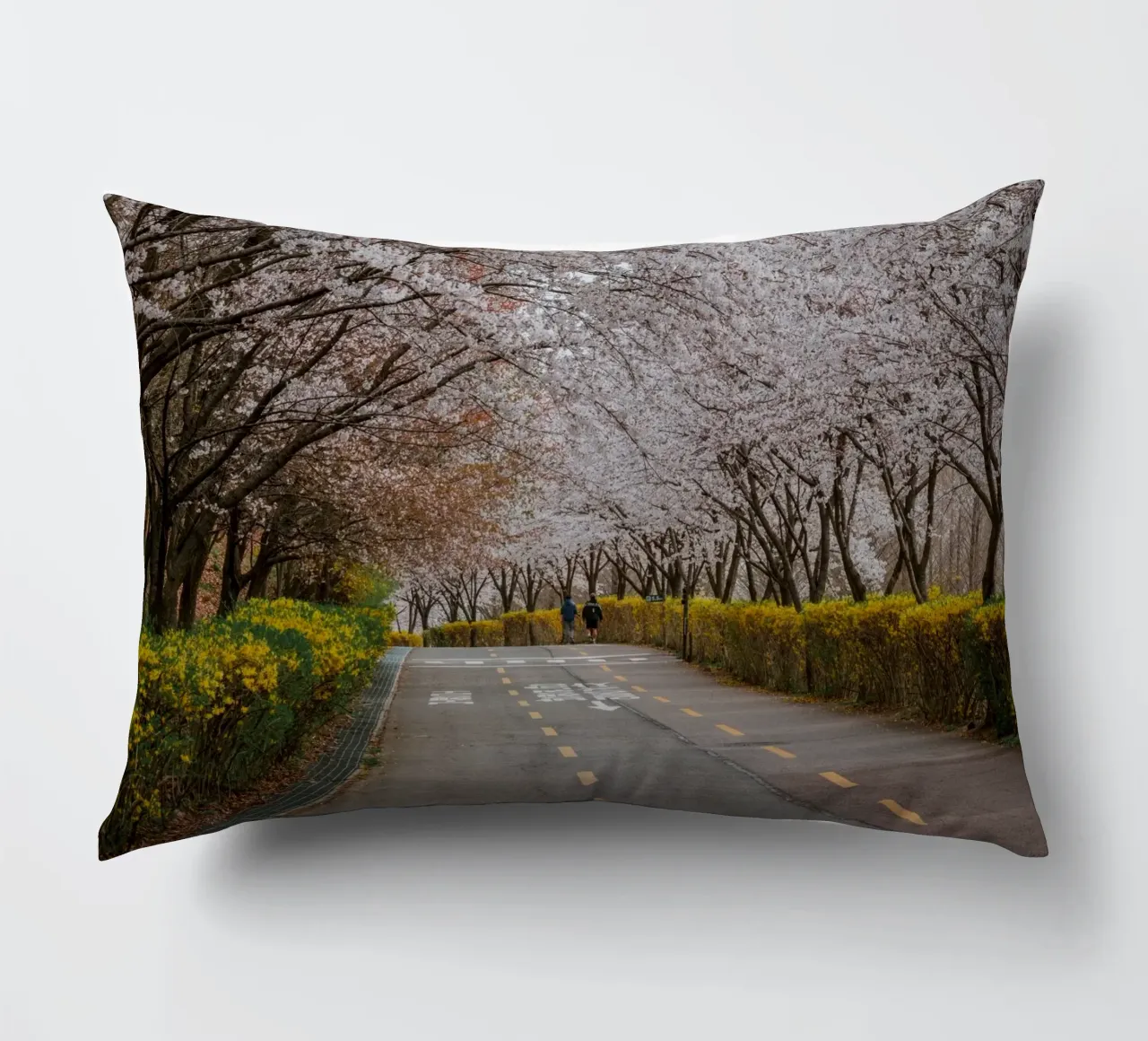 Fiori di ciliegio al Parco Haneul di Seul, Corea del Sud cuscino da mbgraphx2