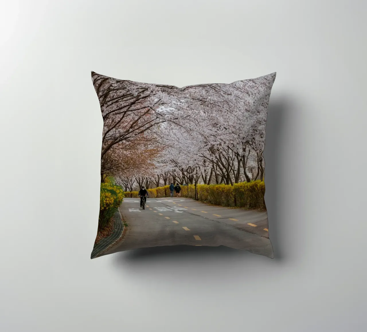 Kersenbloesems in Haneul Park in Seoul, Zuid-Korea kussen van mbgraphx2