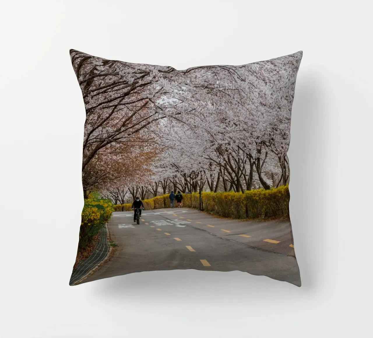 Fiori di ciliegio al Parco Haneul di Seul, Corea del Sud cuscino da mbgraphx2