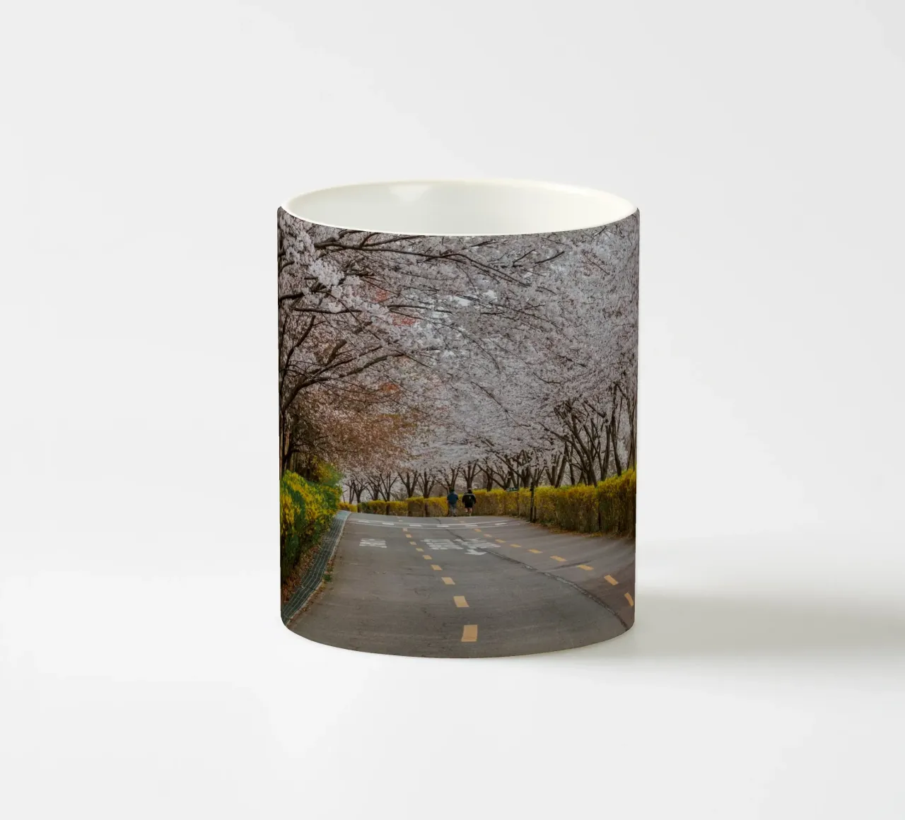 Fiori di ciliegio al Parco Haneul di Seul, Corea del Sud tazza in ceramica da mbgraphx2