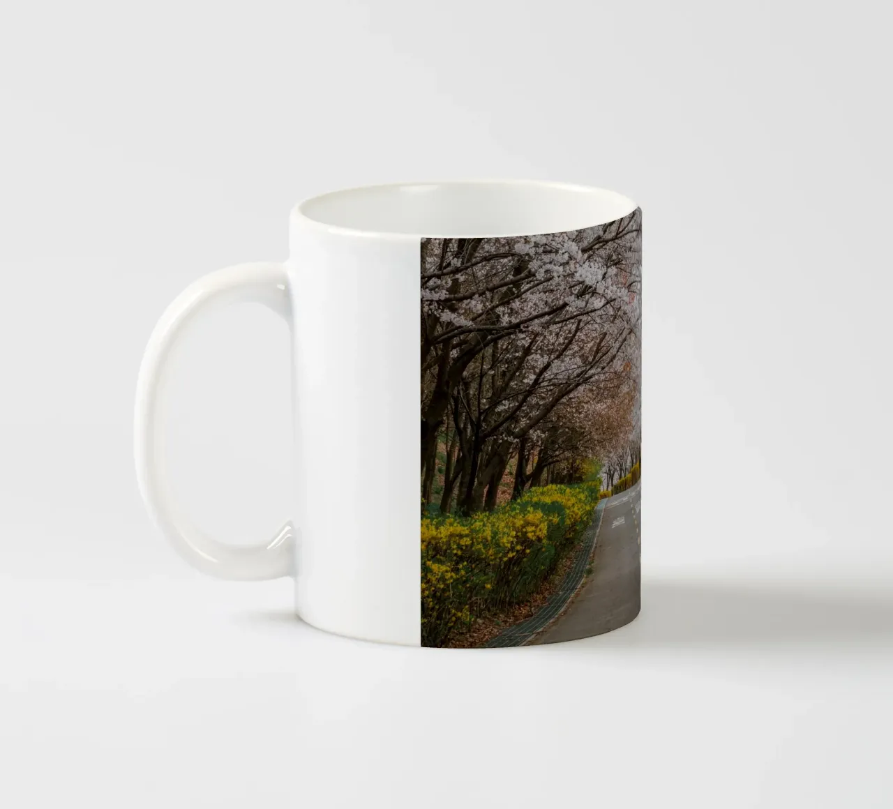 Fiori di ciliegio al Parco Haneul di Seul, Corea del Sud tazza in ceramica da mbgraphx2