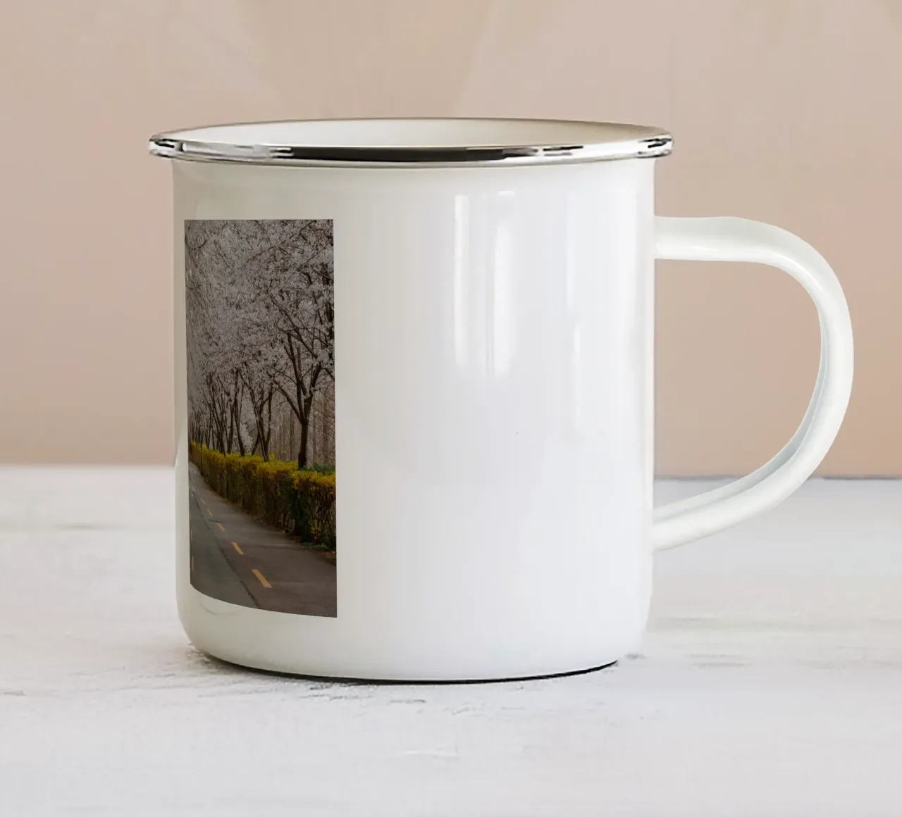 Fiori di ciliegio al Parco Haneul di Seul, Corea del Sud tazza in smalto da mbgraphx2