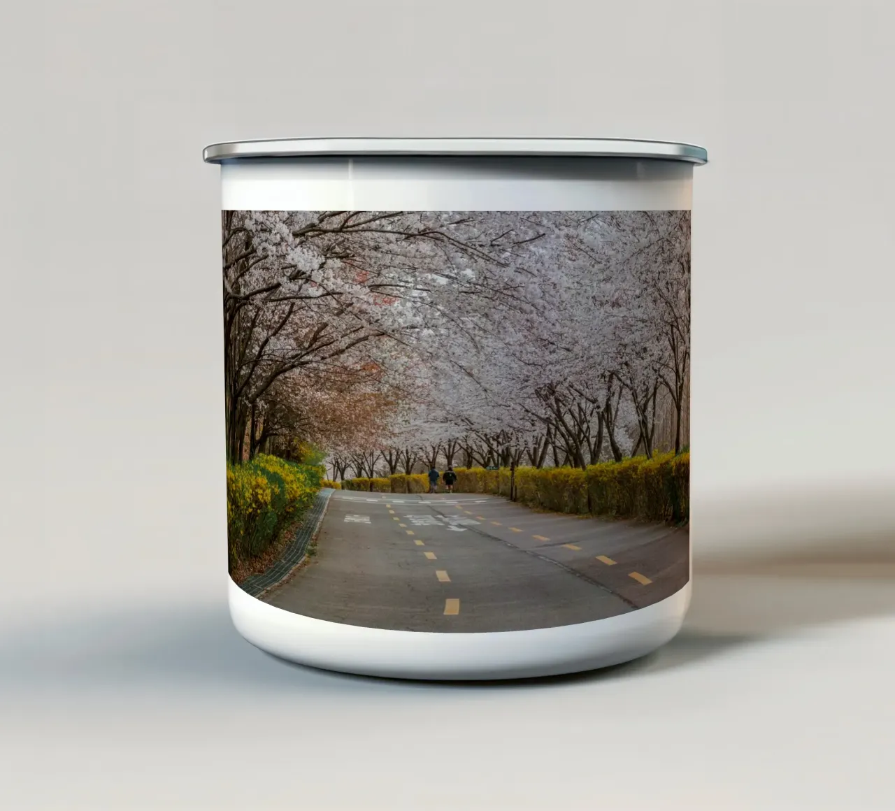 Fiori di ciliegio al Parco Haneul di Seul, Corea del Sud tazza in smalto da mbgraphx2