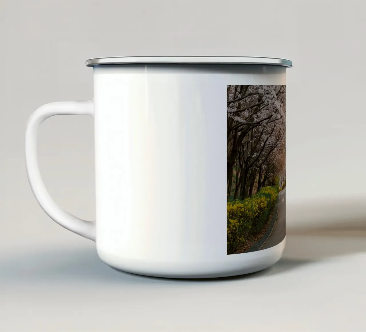 Fiori di ciliegio al Parco Haneul di Seul, Corea del Sud tazza in smalto da mbgraphx2