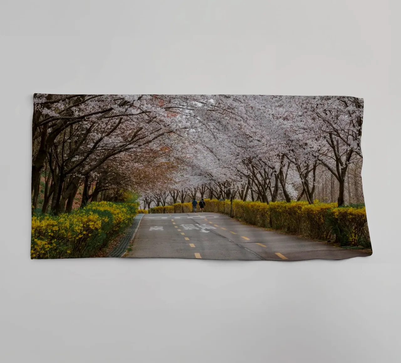 Fiori di ciliegio al Parco Haneul di Seul, Corea del Sud asciugamano da bagno da mbgraphx2