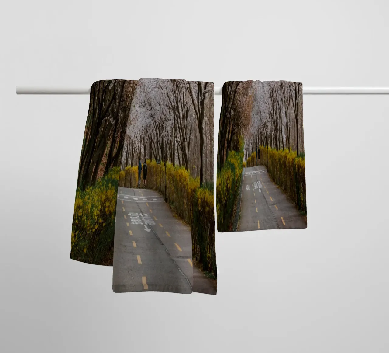 Fiori di ciliegio al Parco Haneul di Seul, Corea del Sud asciugamano da bagno da mbgraphx2