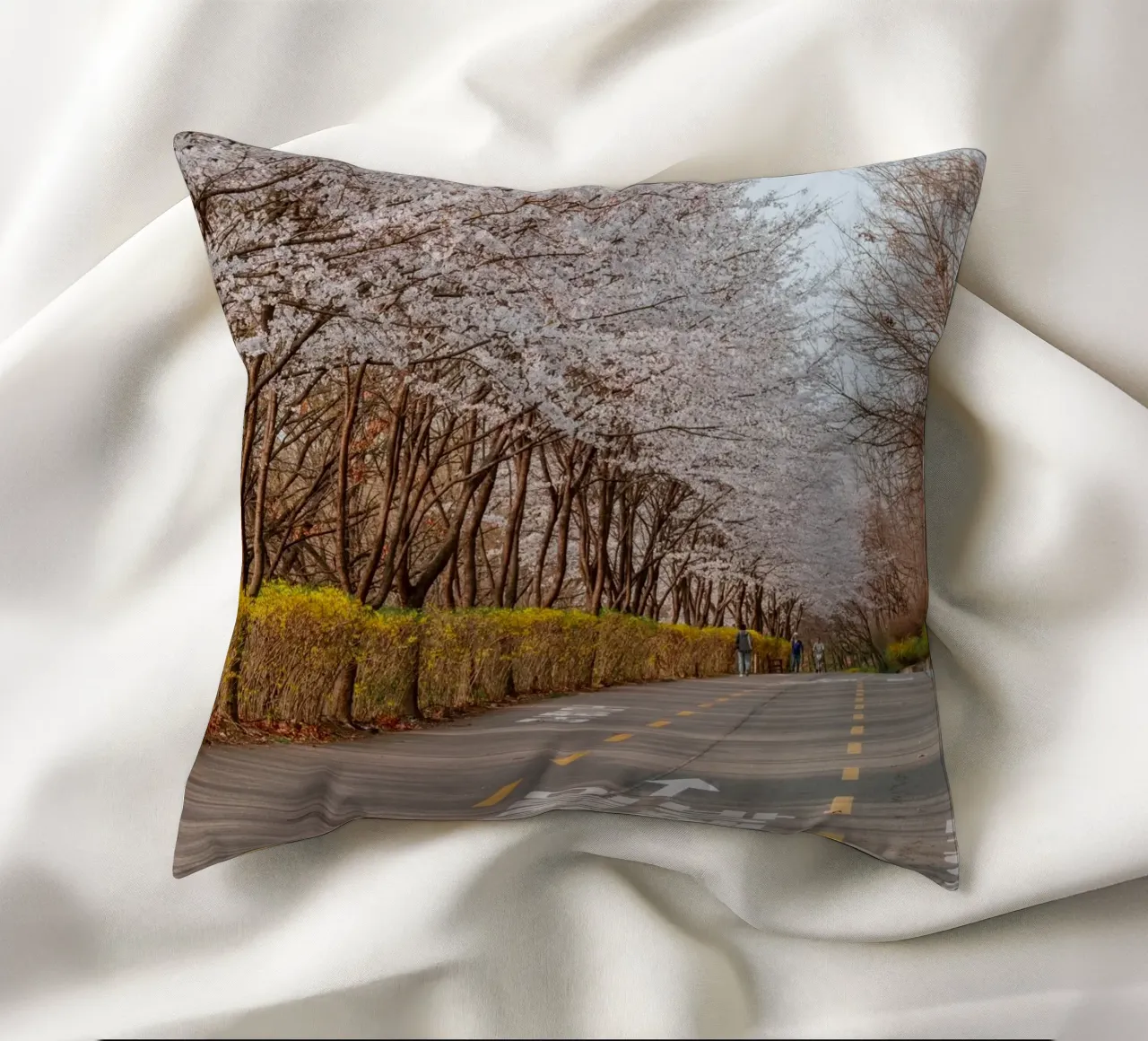 I ciliegi in fiore del Parco Haneul a Seul, Corea del Sud cuscino da mbgraphx2