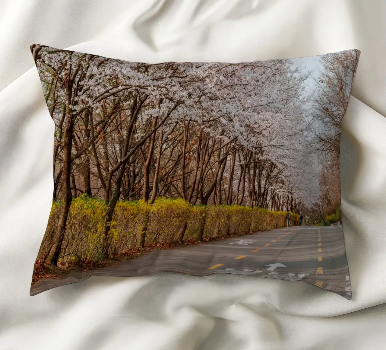 I ciliegi in fiore del Parco Haneul a Seul, Corea del Sud cuscino da mbgraphx2