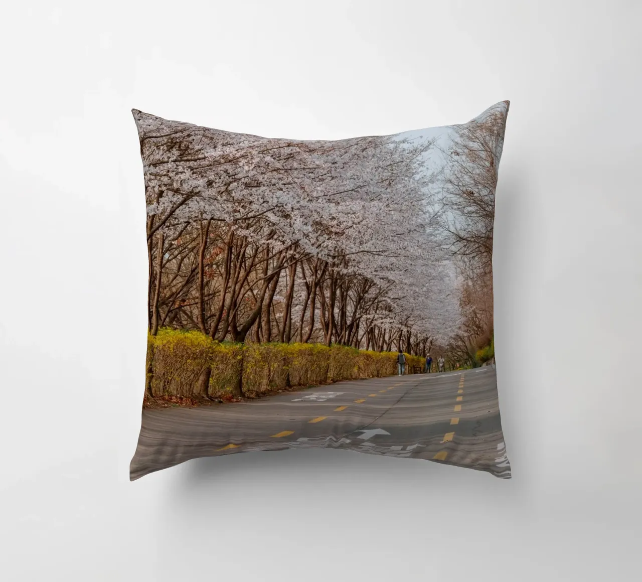 I ciliegi in fiore del Parco Haneul a Seul, Corea del Sud cuscino da mbgraphx2